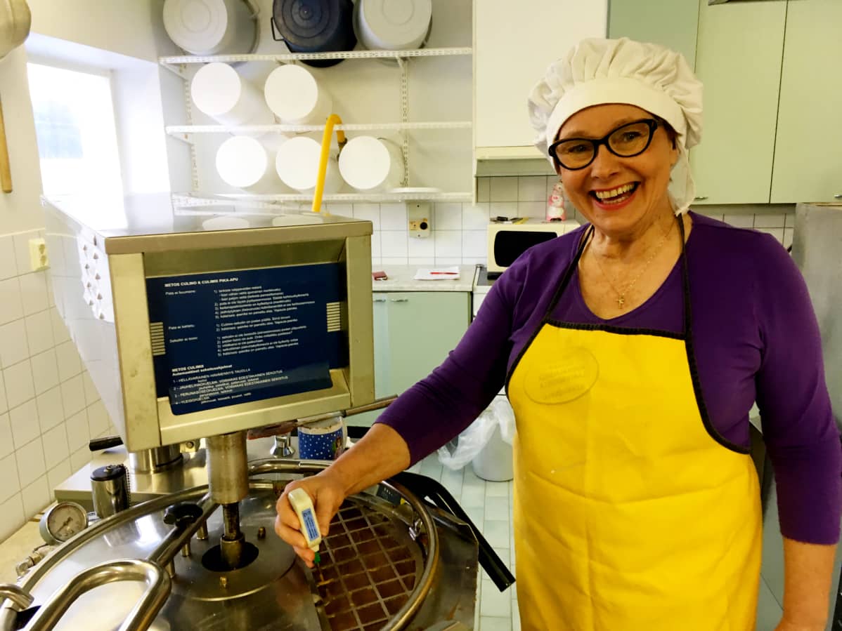 Leila Nuottivaara mittaa sinapin lämpötilaa kattilasta.