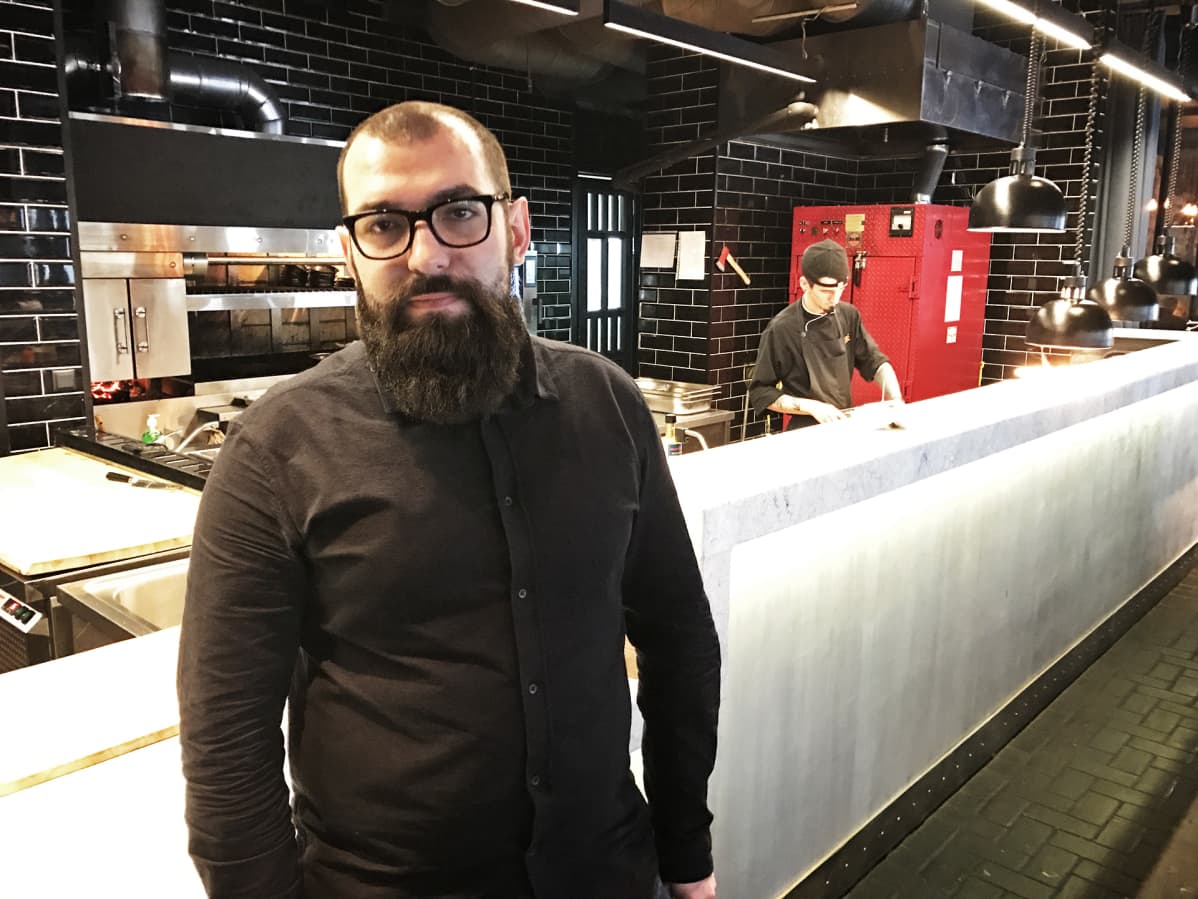 Ravintoloitsija Tahir Holikberdijev Juzhane-ravintolassaan.