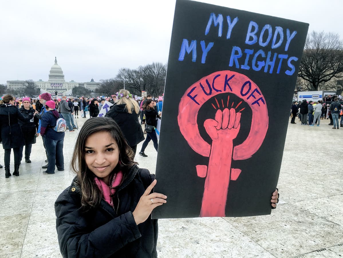 Pooja Panigrani pitää Capitol-rakennuksen edessä kylttiä jossa lukee My body my rights, Fuck off