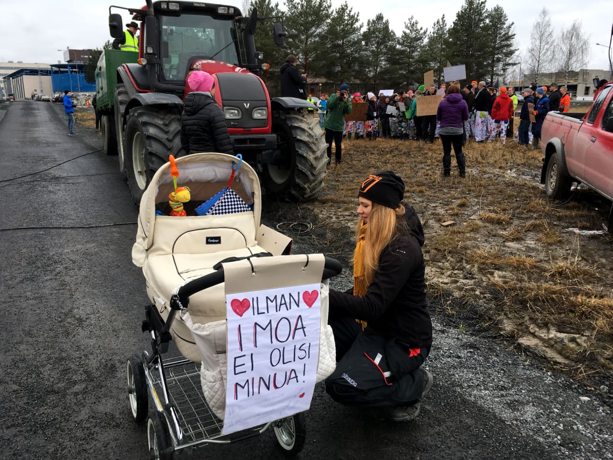 Agrologiopiskelijat vastustivat koulutuksen siirtämistä Ilmajoelta Seinäjoelle. Mielenosoitus 3. huhtikuuta Seinäjoella.