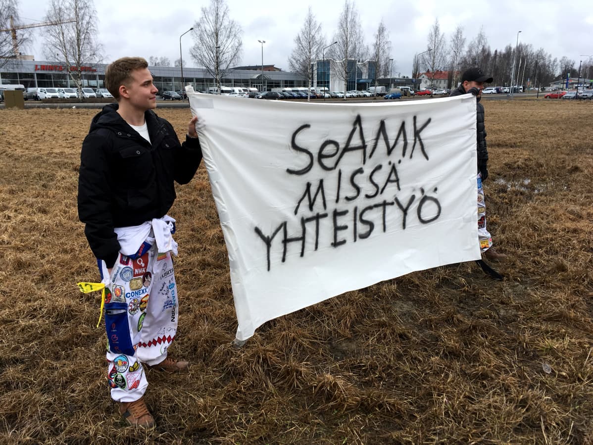 Seinäjoen Ammattikorkeakoulun Ilmajoen yksikön mielenosoitus Seinäjoella 3.4.2017