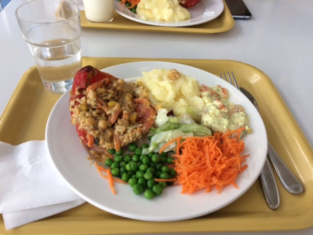 Kouluruokaa Turun Lyseossa.