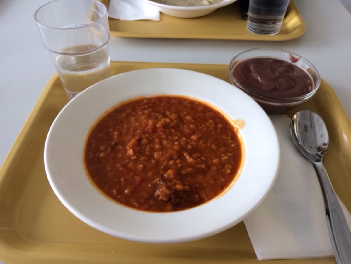 Tarjottimella on linssikeittoa ja suklaavanukasta.