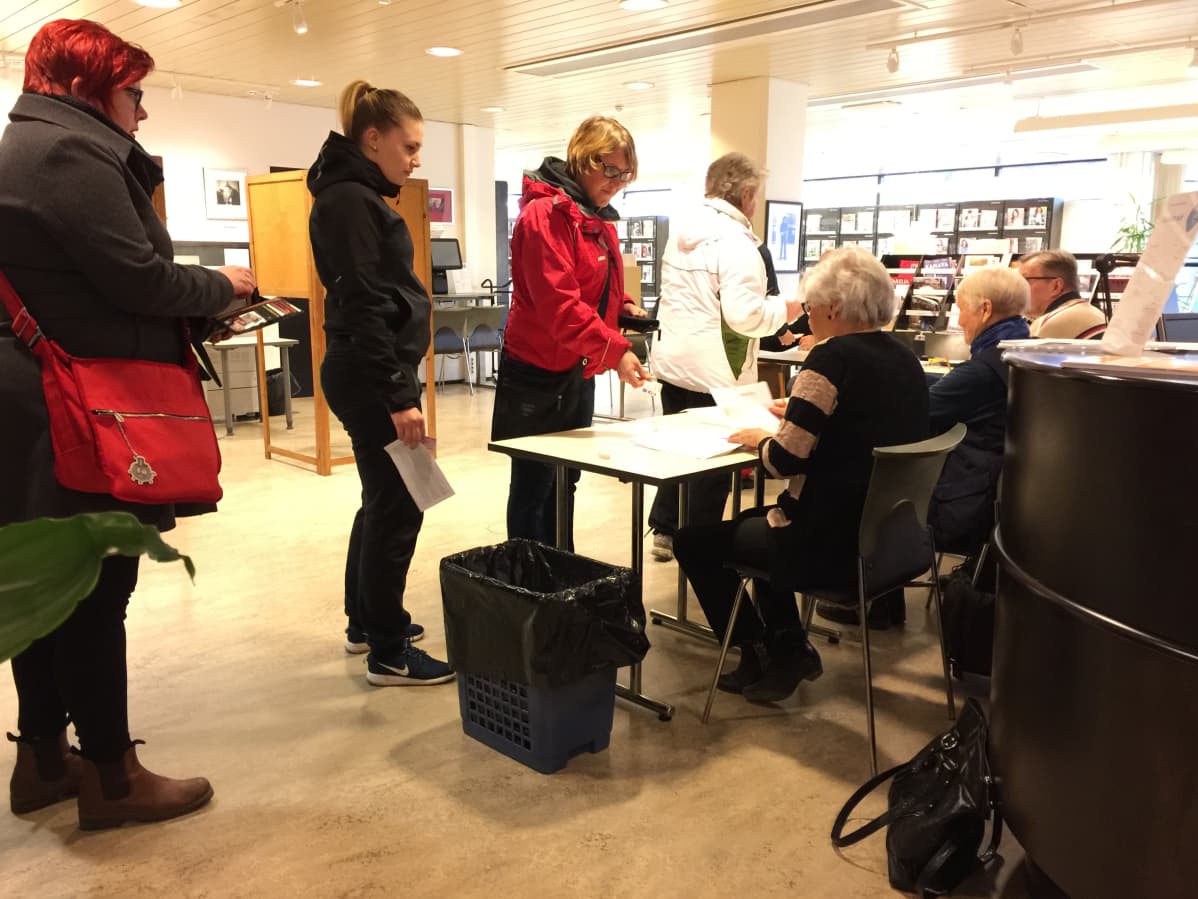 Kuntavaalien äänestyspaikka Kotkan pääkirjastossa.
