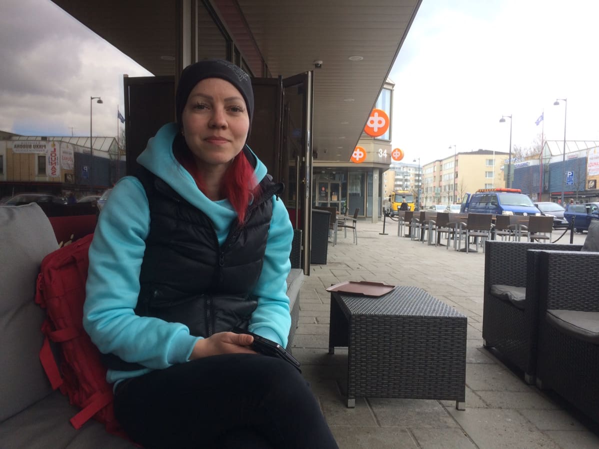 SEY:n vapaaehtoinen eläinsuojeluneuvoja Sarita Lindberg