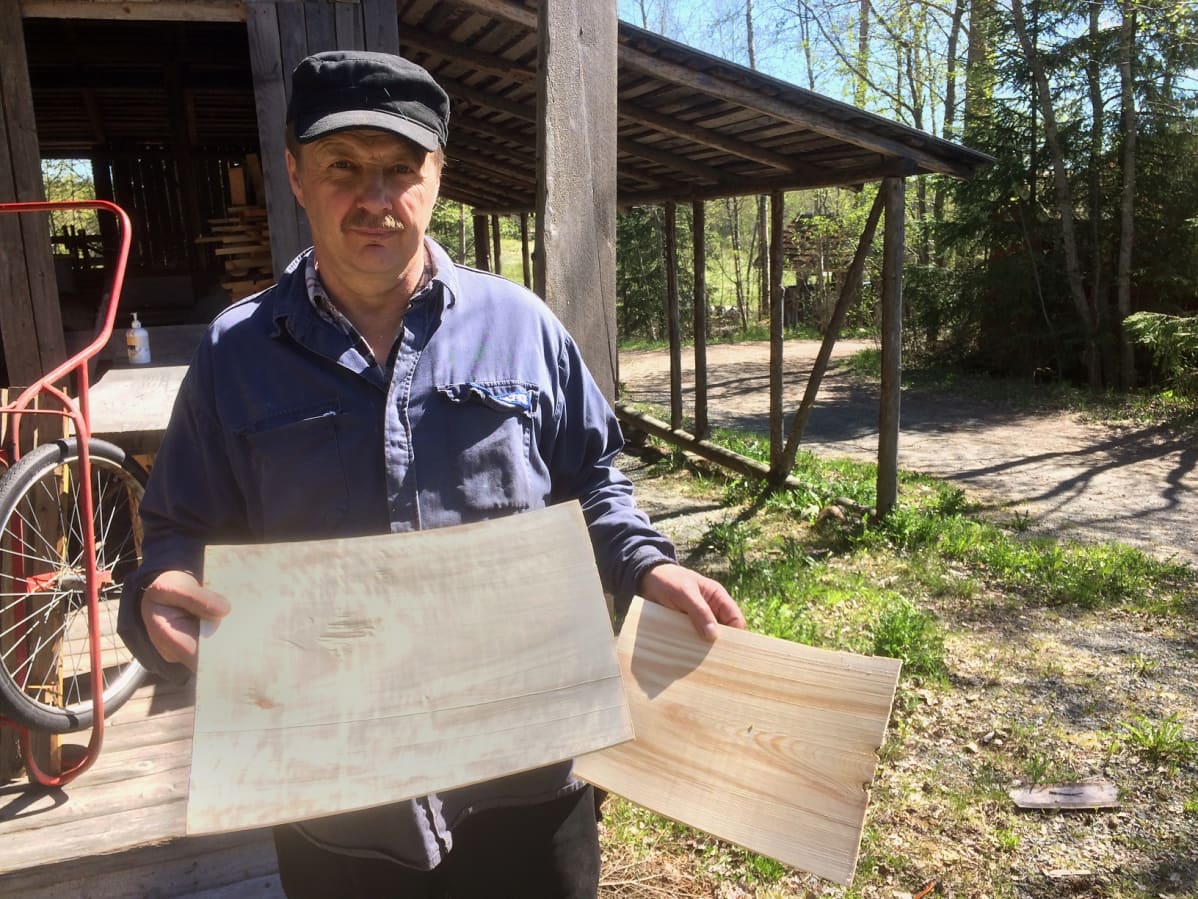 Reijo Kivijärvi kädessään päreitä