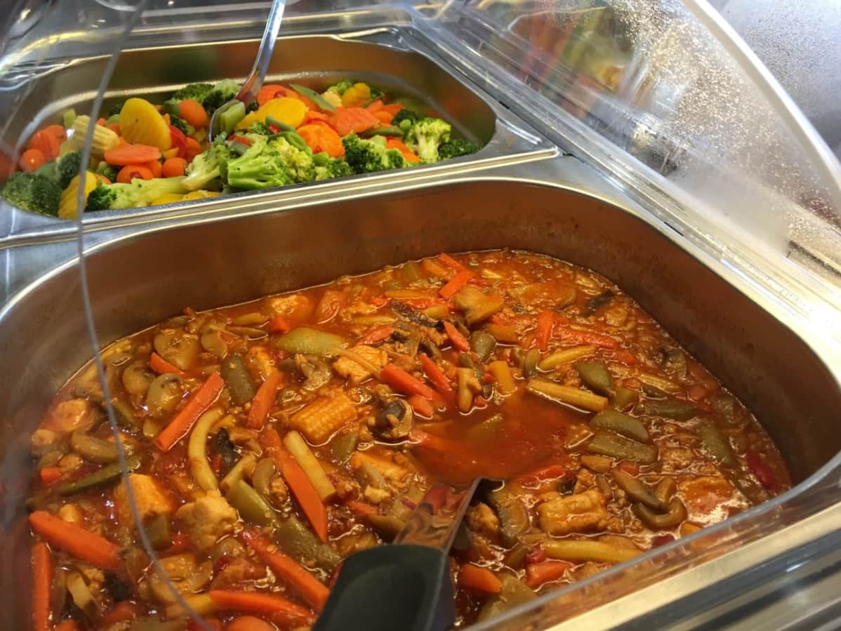Kasvisvaihtoehdot seinäjokisen lounasravintolan buffetissa.