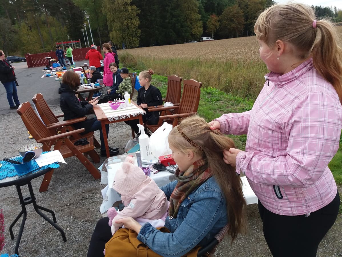 Nousiaisten Valpperin koulun lapsia yrittäjinä koulun pihalla.