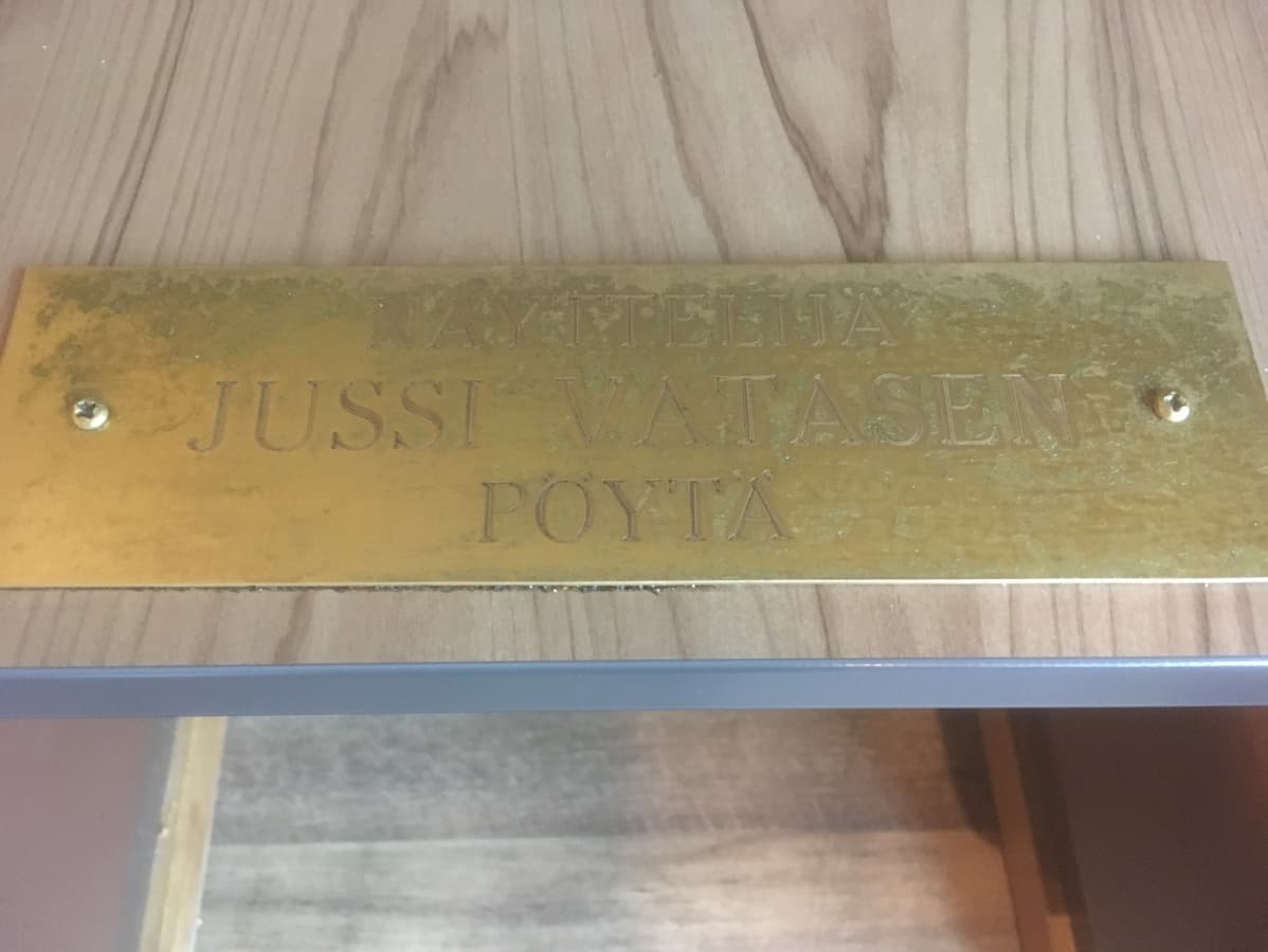 Laatta: Näyttelijä Jussi Vatasen pöytä