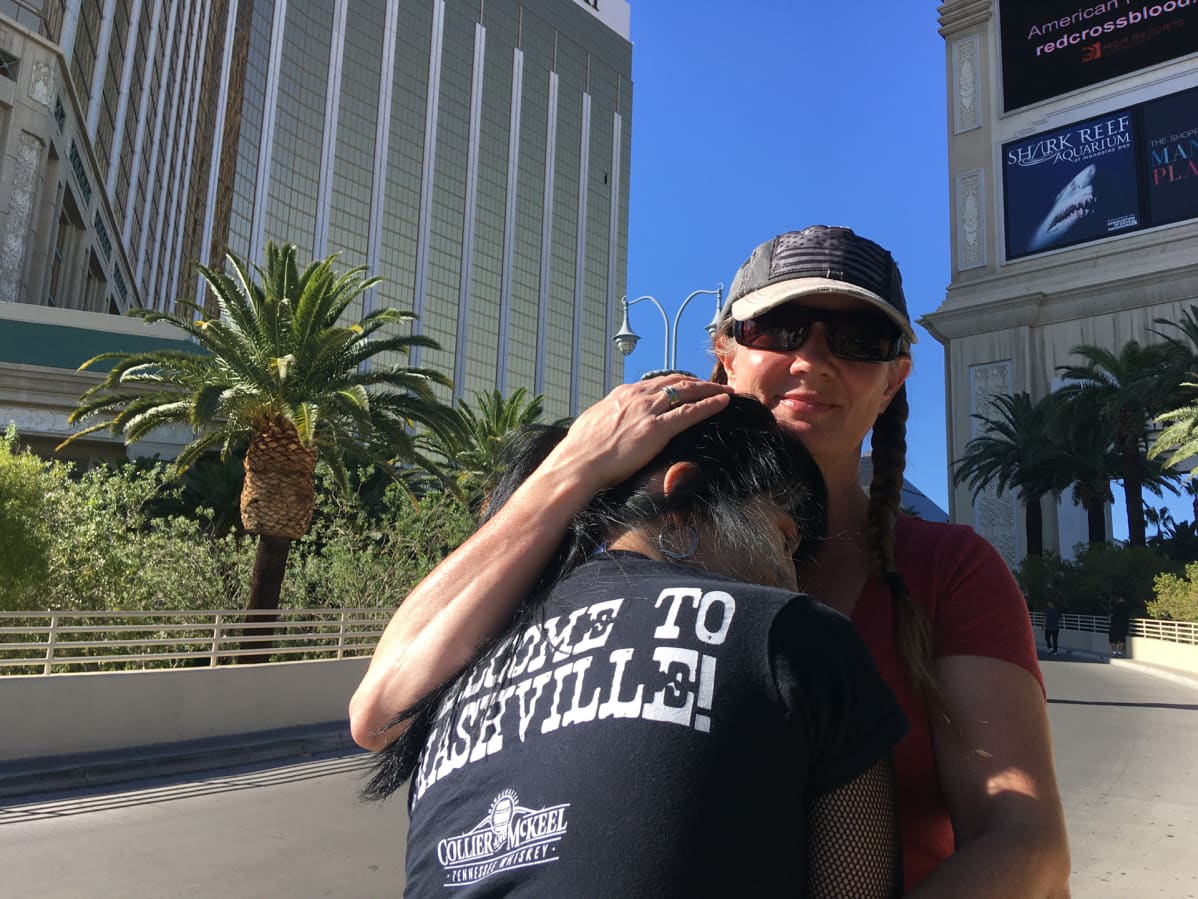 Las Vegasissa asuvat Dianna ja Melody Larkin saapuivat Mandalay Bayn edustalle tajutakseen paremmin tapahtuneen. "Las Vegas muuttuu tämän vuoksi", dianna Larkin uskoo.
