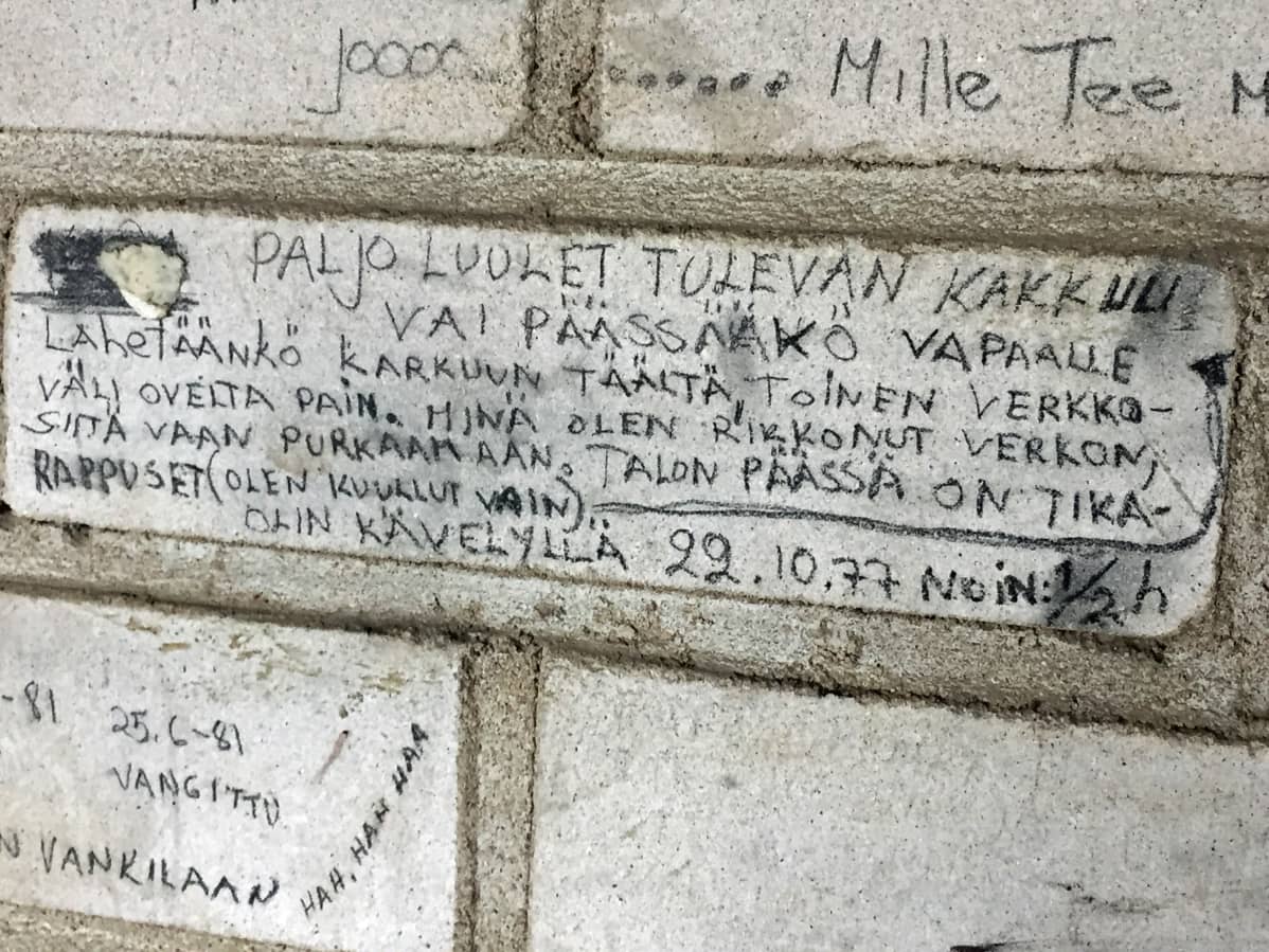 pakosuunnitelma tiiliseinässä