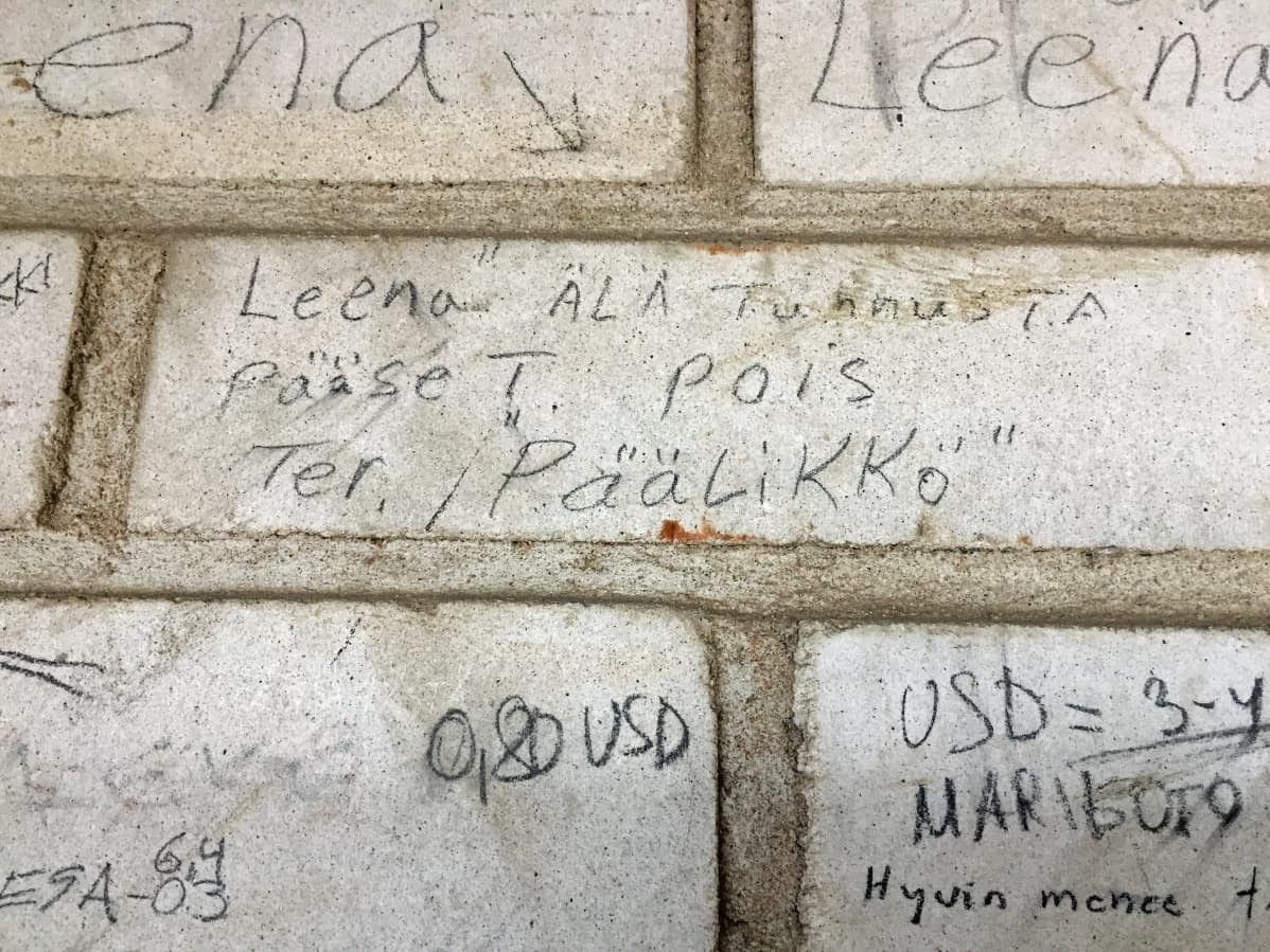 tekstiä tiiliseinässä
