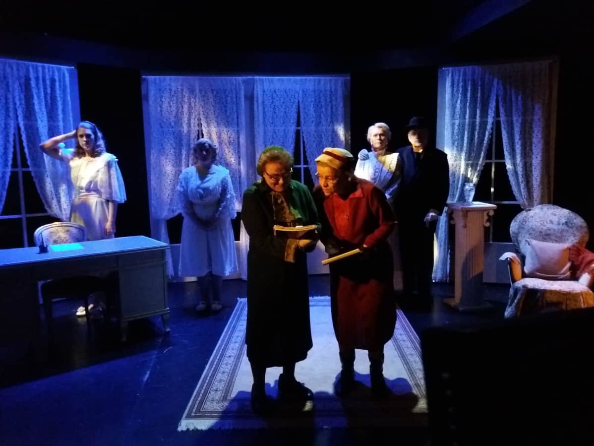 Kaarina-Teatterin näytelmässä kerrotaan Thiessin perheen tarina.