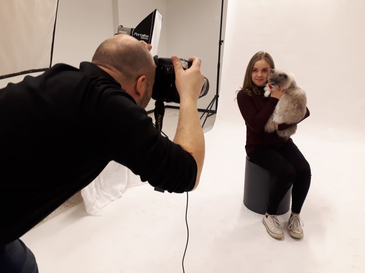 Nea Luomala ja ragdoll Albus yhdessä joulukorttikuvassa.