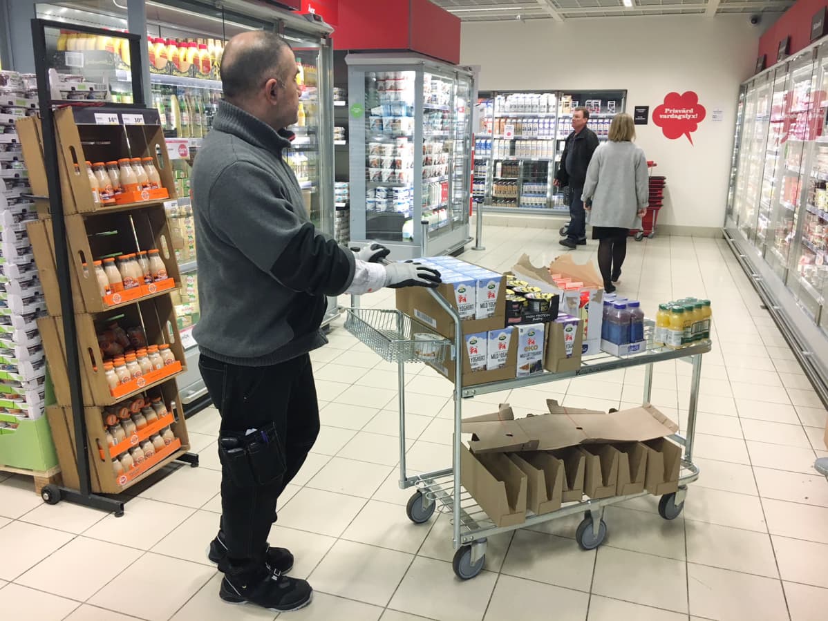 Haval Salim myymälässä.