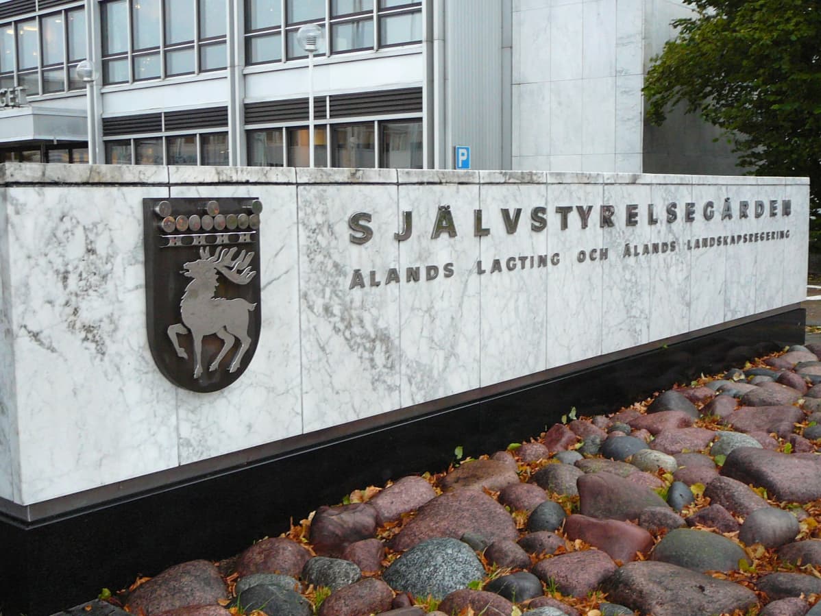 Itsehallintorakennuksen sisäänkäynti Maarianhaminassa.