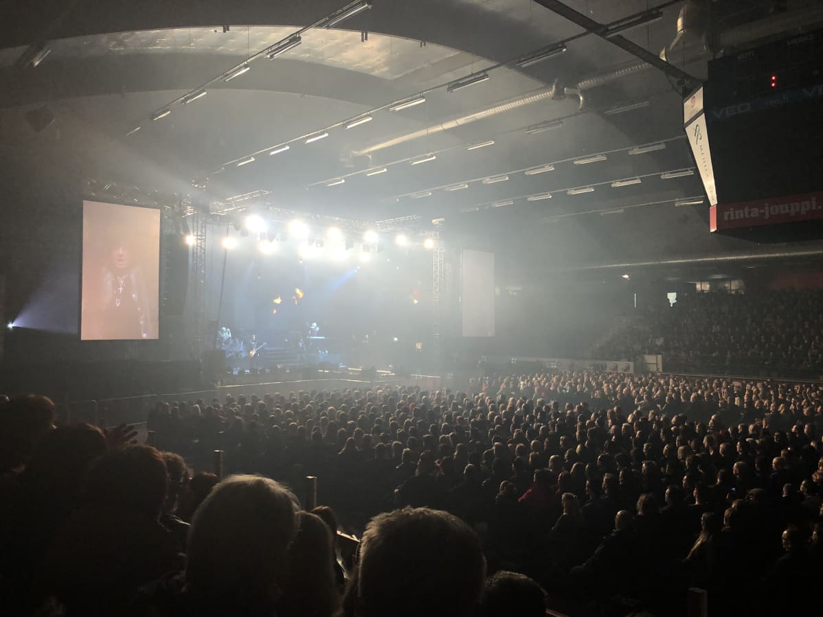 Raskasta joulu konsert på Vasa arena. Fullsatt och stroboljus.