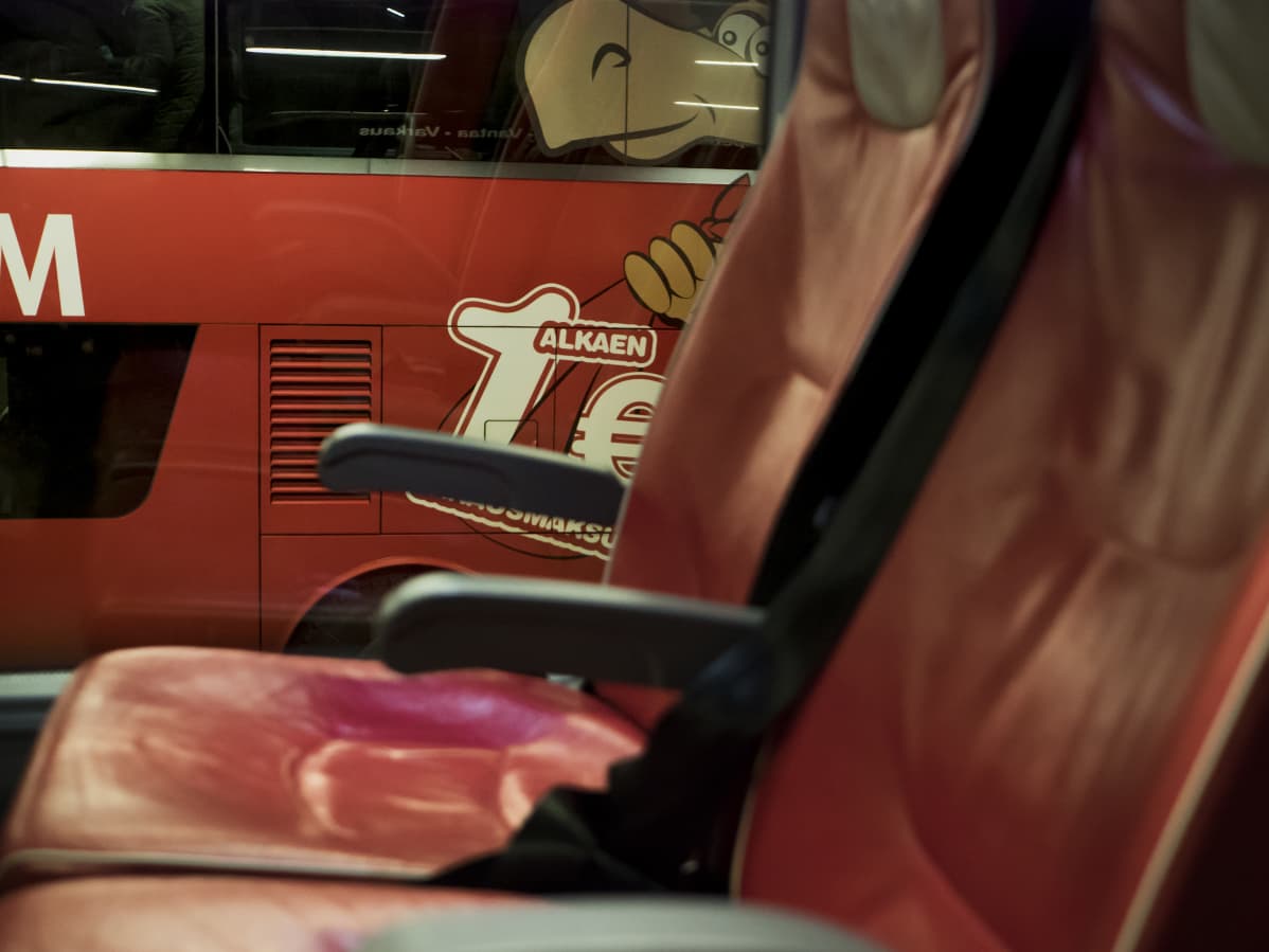 Onnibus, tyhjiä bussin penkkejä