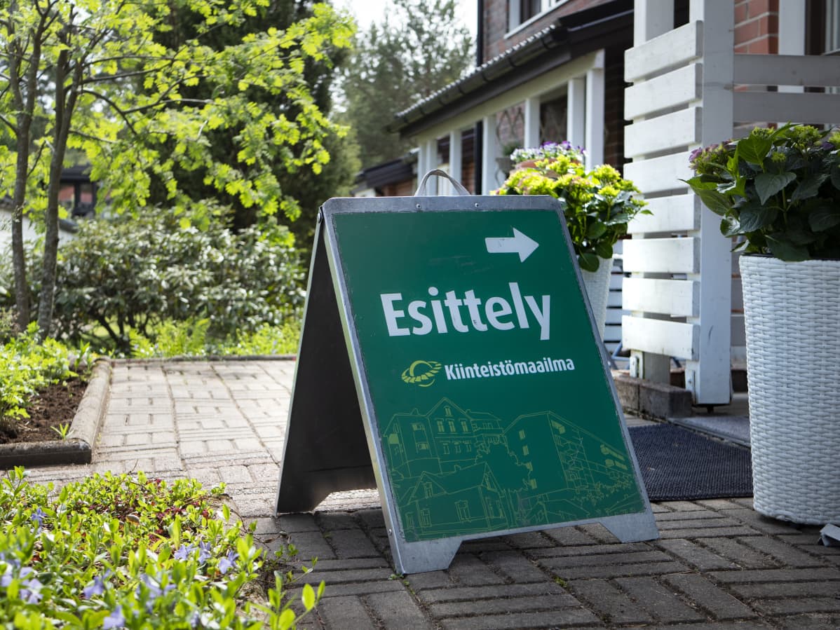 Kiinteistövälittäjän esittelykyltti asunnon edessä.