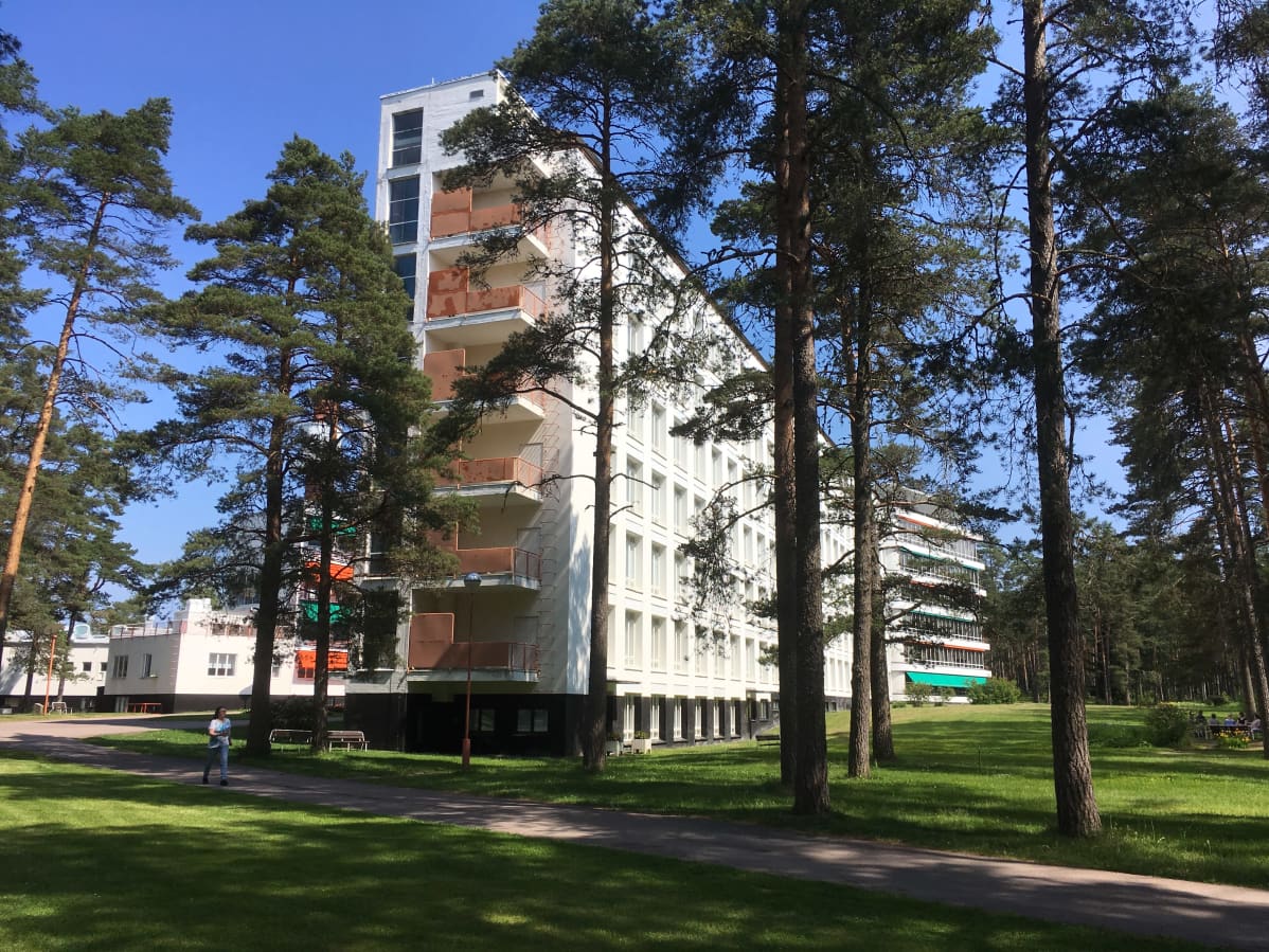 Patientvingen vid Pemars sanatorium med omgivande tallar.