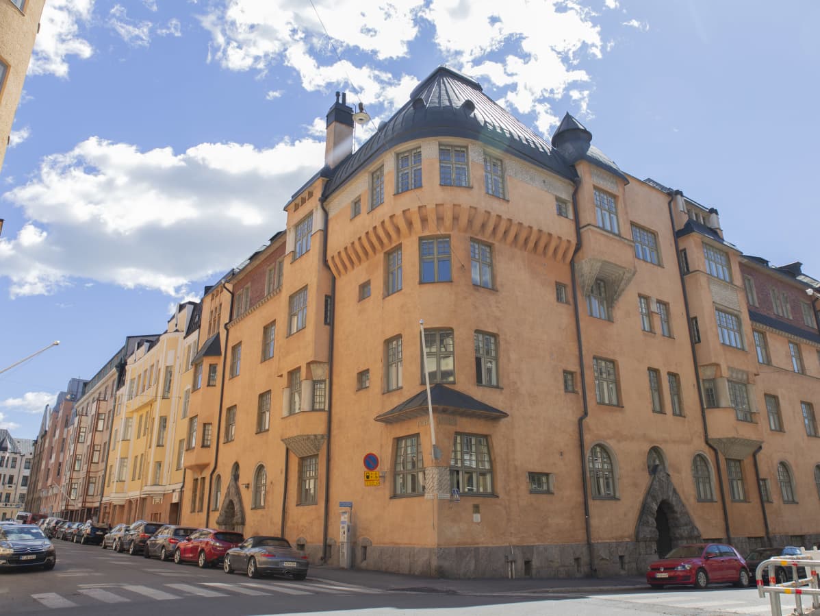 Jugendtyylinen Norma-talo Helsingin Katajanokalla. Vuonna 1904 valmistunut Norma on jugendia jyhkeimmillään; siinä vaikutteet keskiaikaisista kirkoistamme ja linnoistamme heijastuvat muurimaisista pinnoista.