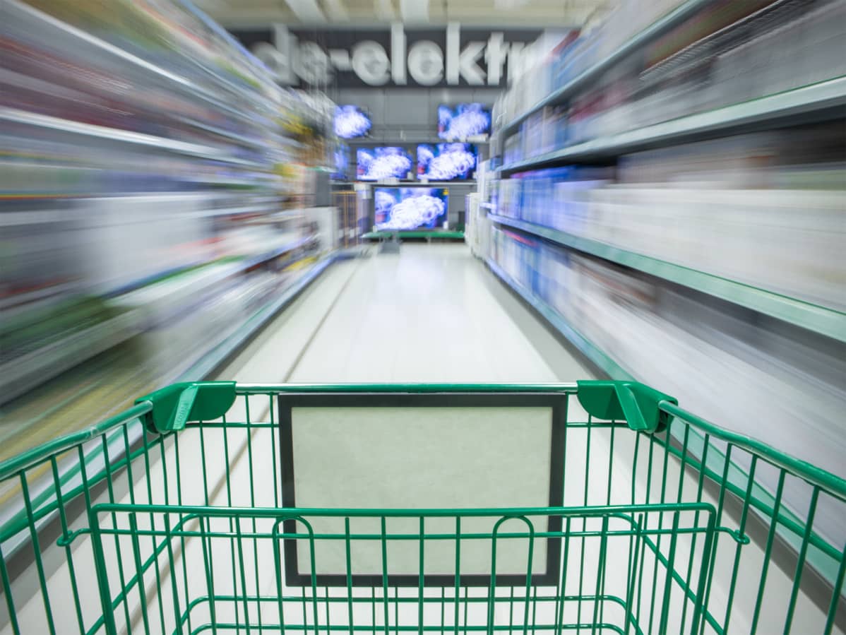 Ostoskärryt kiitävät vauhdikkaasti kaupan käytävällä.