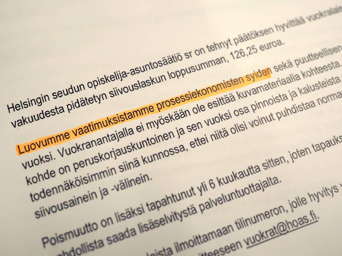 Närbild på ett papper med svart text.