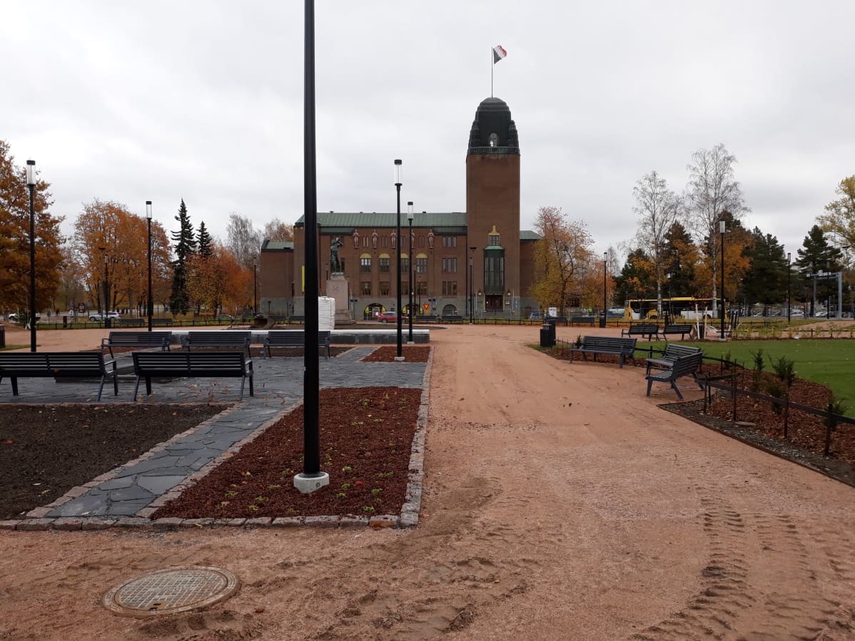 Peruskorjattu Vapaudenpuisto pilvisenä syksyisenä päivänä. Käytävät ovat vielä viimeistelemättömiä.