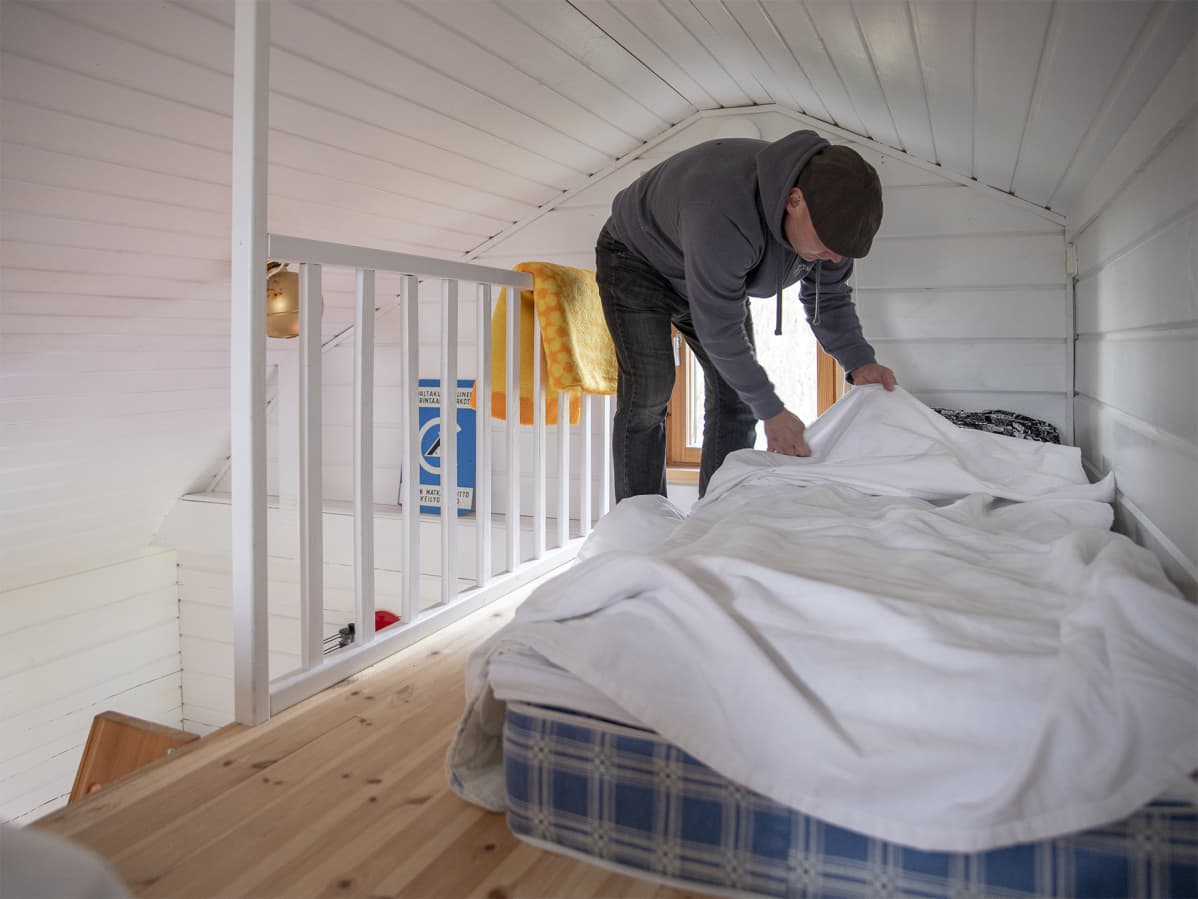 Sami Sällinen petaa mökin vuodetta.