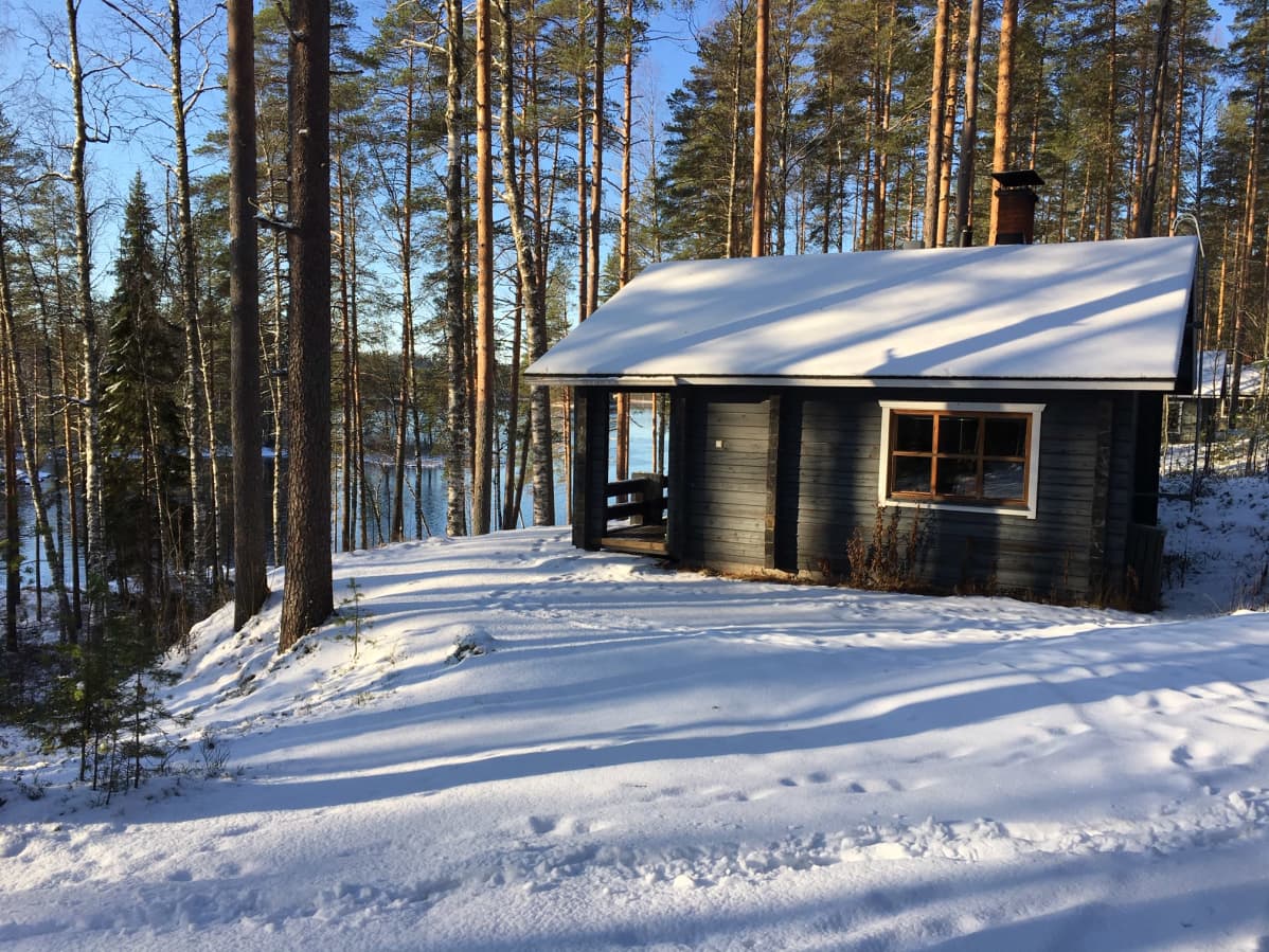 Mökki talvisessa jokimaisemassa Ruunaan luonnonsuojelualueella Lieksassa.