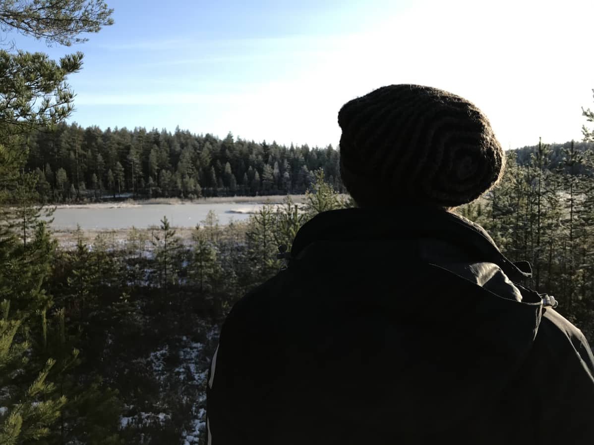 Olli Korhonen katselee Suonenjoen Onkilammen suuntaan.