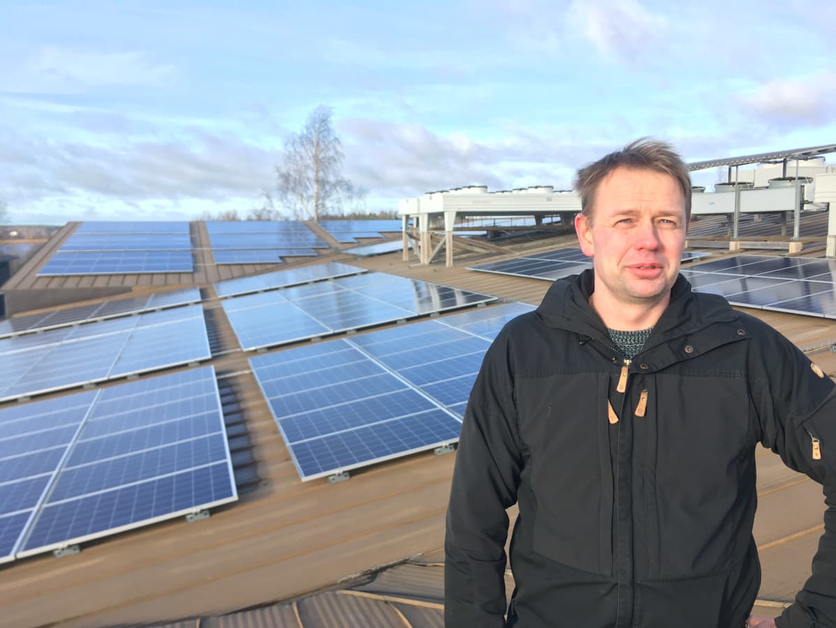 Juustoportin tehtaanjohtaja Marko Viitala on tyytyväinen aurinkopaneelien sähköntuottoon.