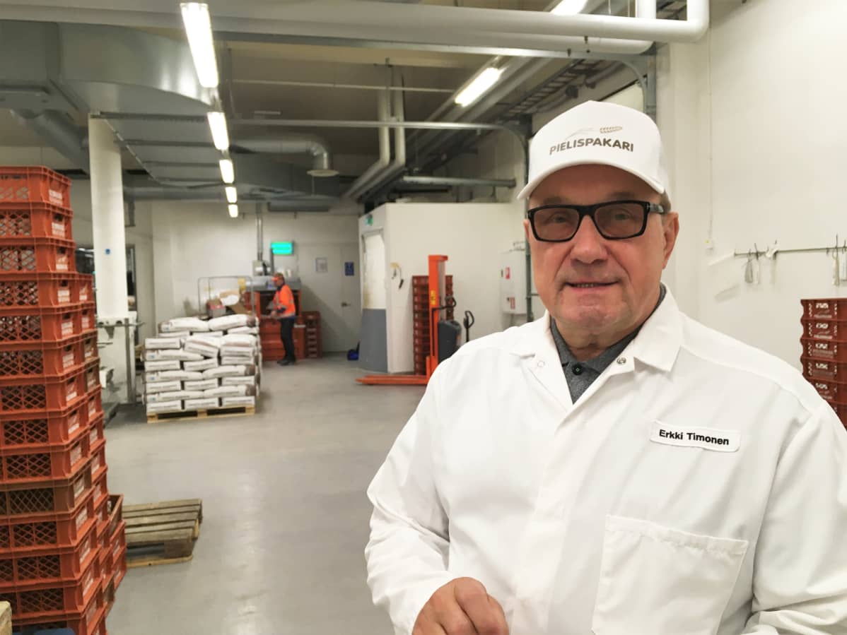 Pielispakarin toimitusjohtaja Erkki Timonen Nurmeksen leipomossa.