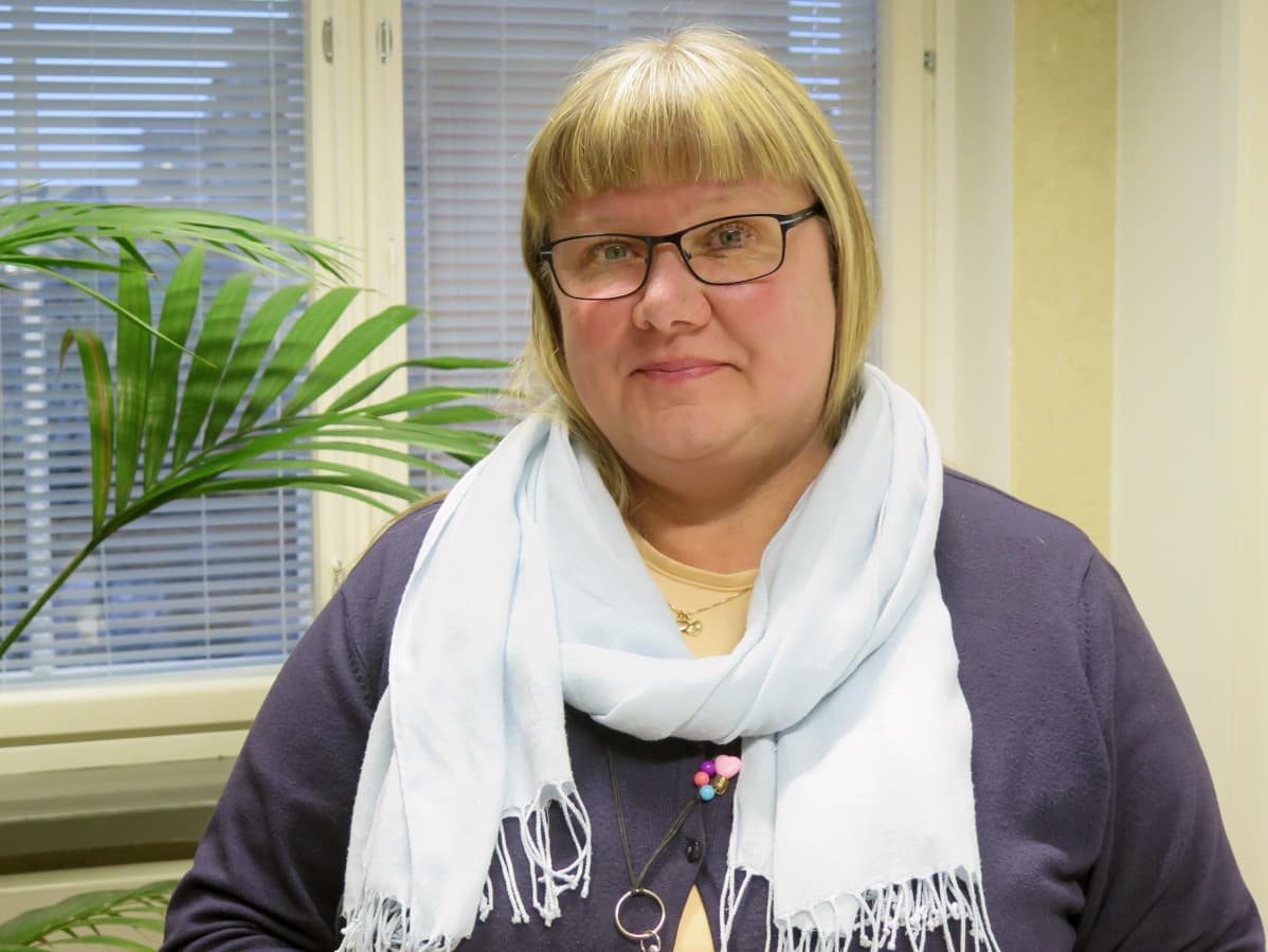 lähikuva velkaneuvojasta toimistossa