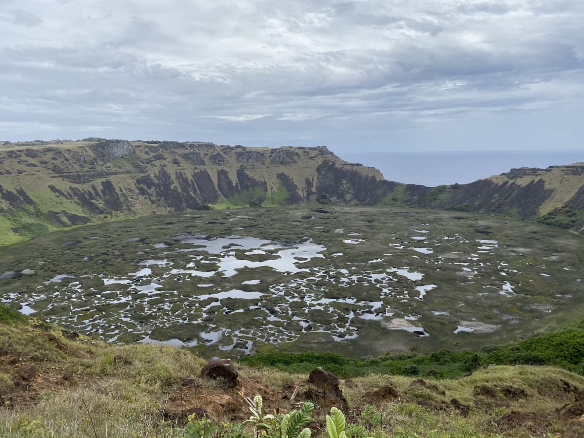 Rano Kau -tulivuoren kraatterijärvi.