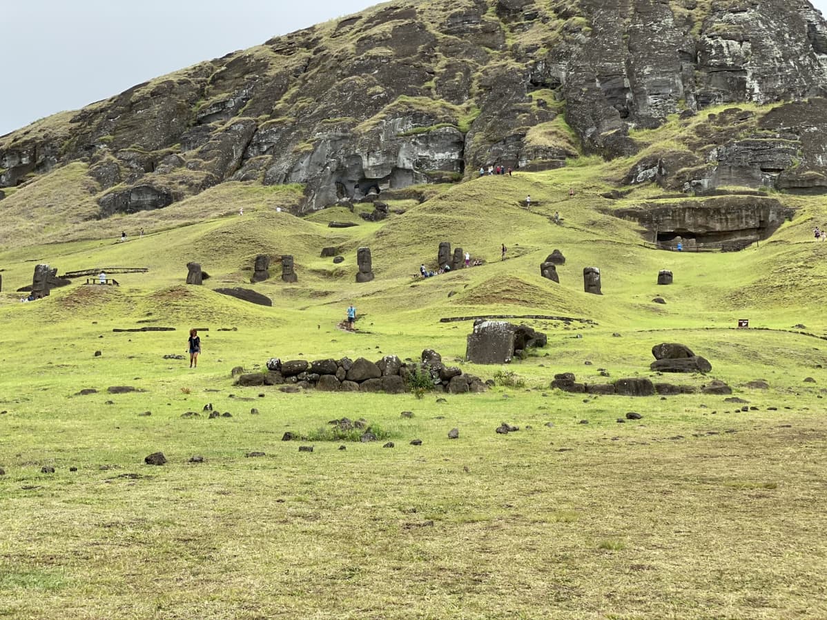 Moai-patsaita vanhan louhoksen tuntumassa.