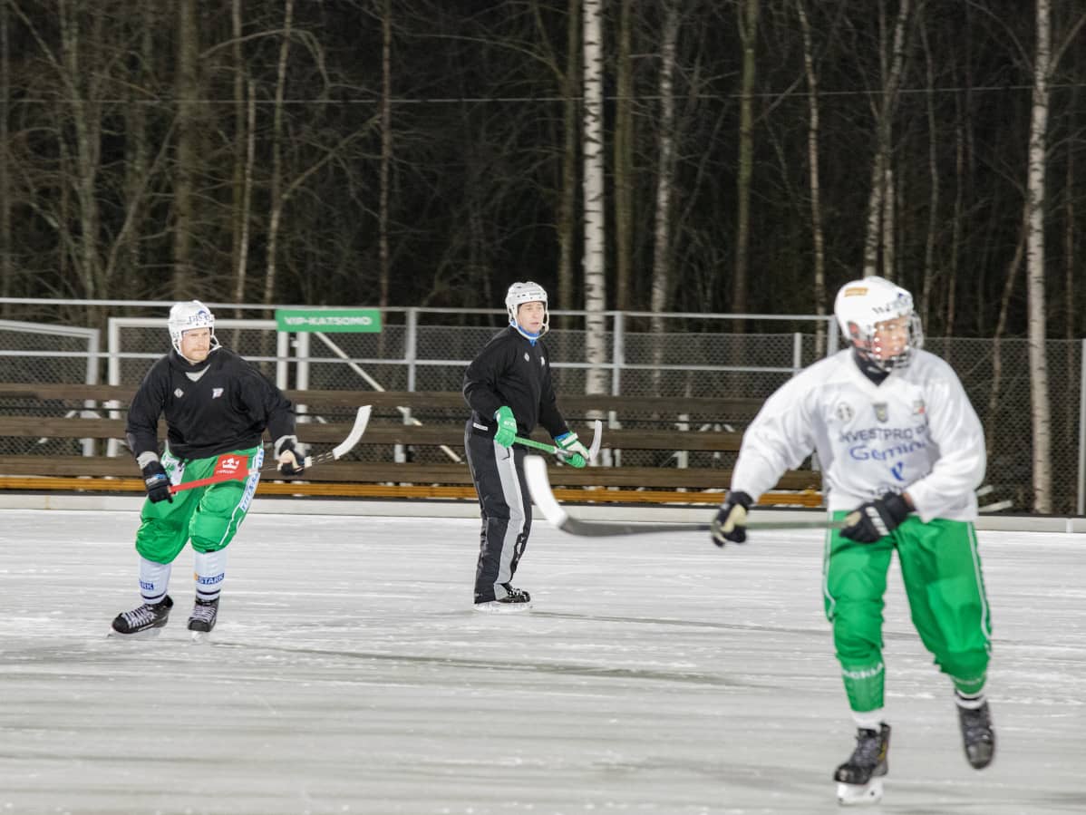 Lappeenrannan Veiterän valmentaja Valeri Gratchev vetämässä harjoituksia joukkueelle.
