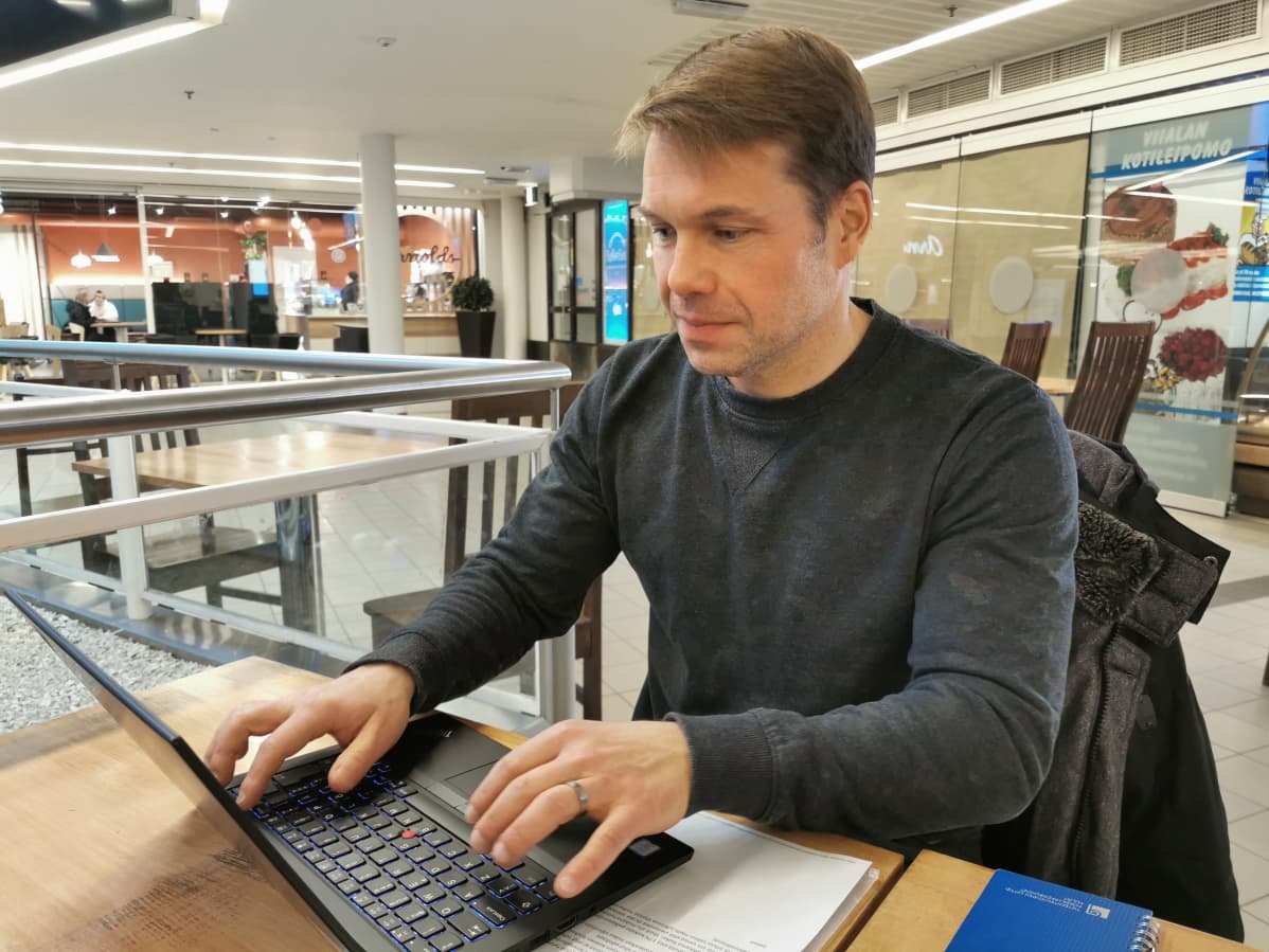 Työelämäntutkija Pasi Pyöriä tekee etätöitä kahvilassa Tullintorin kauppakeskuksen kahvilassa Tampereella