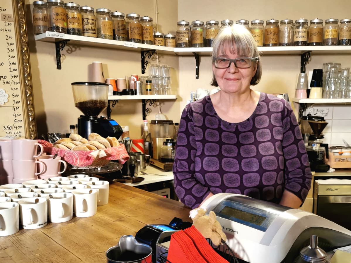 Kahvila Runon yrittäjä Pirkko Vuorinen tiskin takana