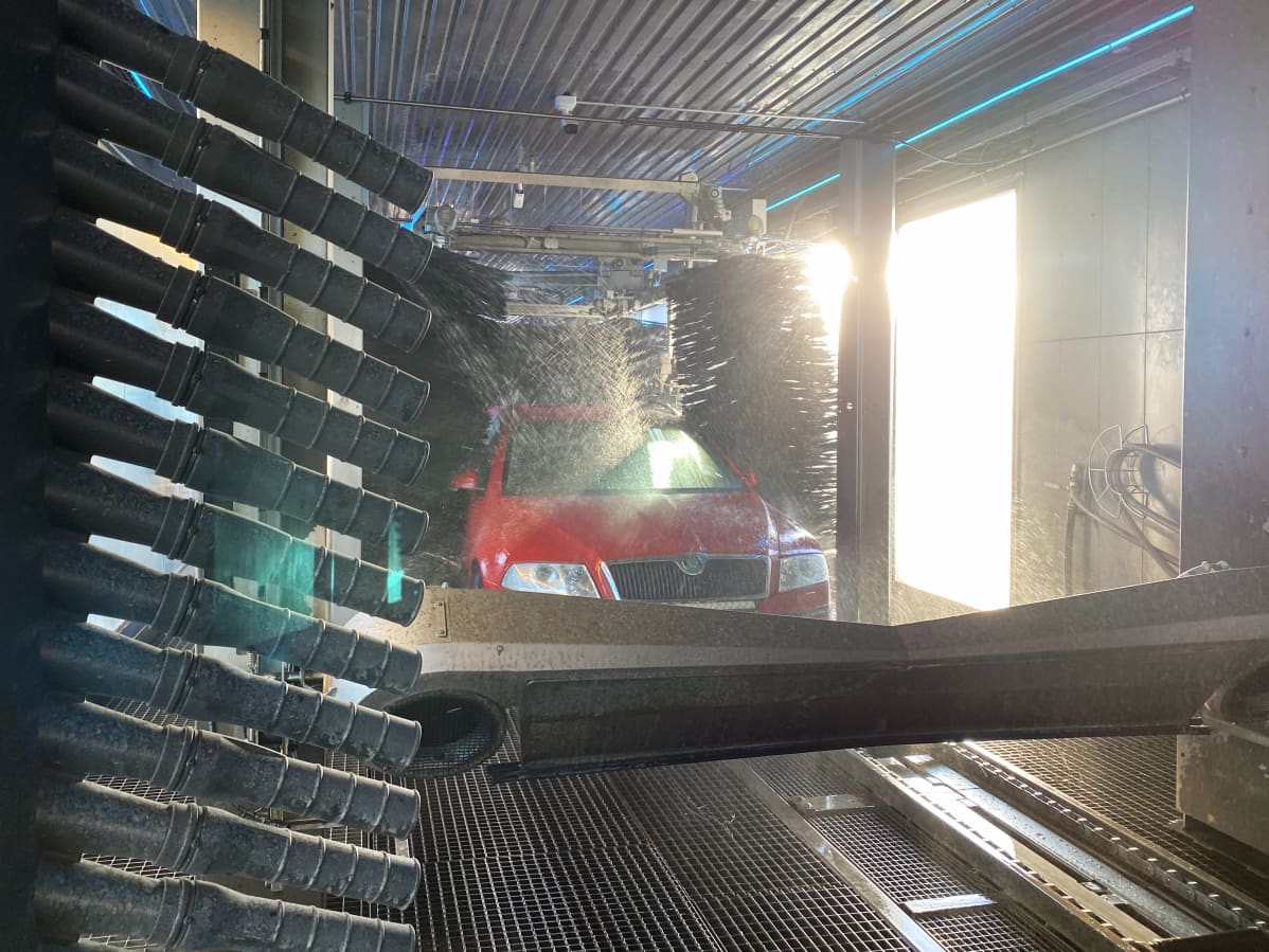 Auto pesukadulla