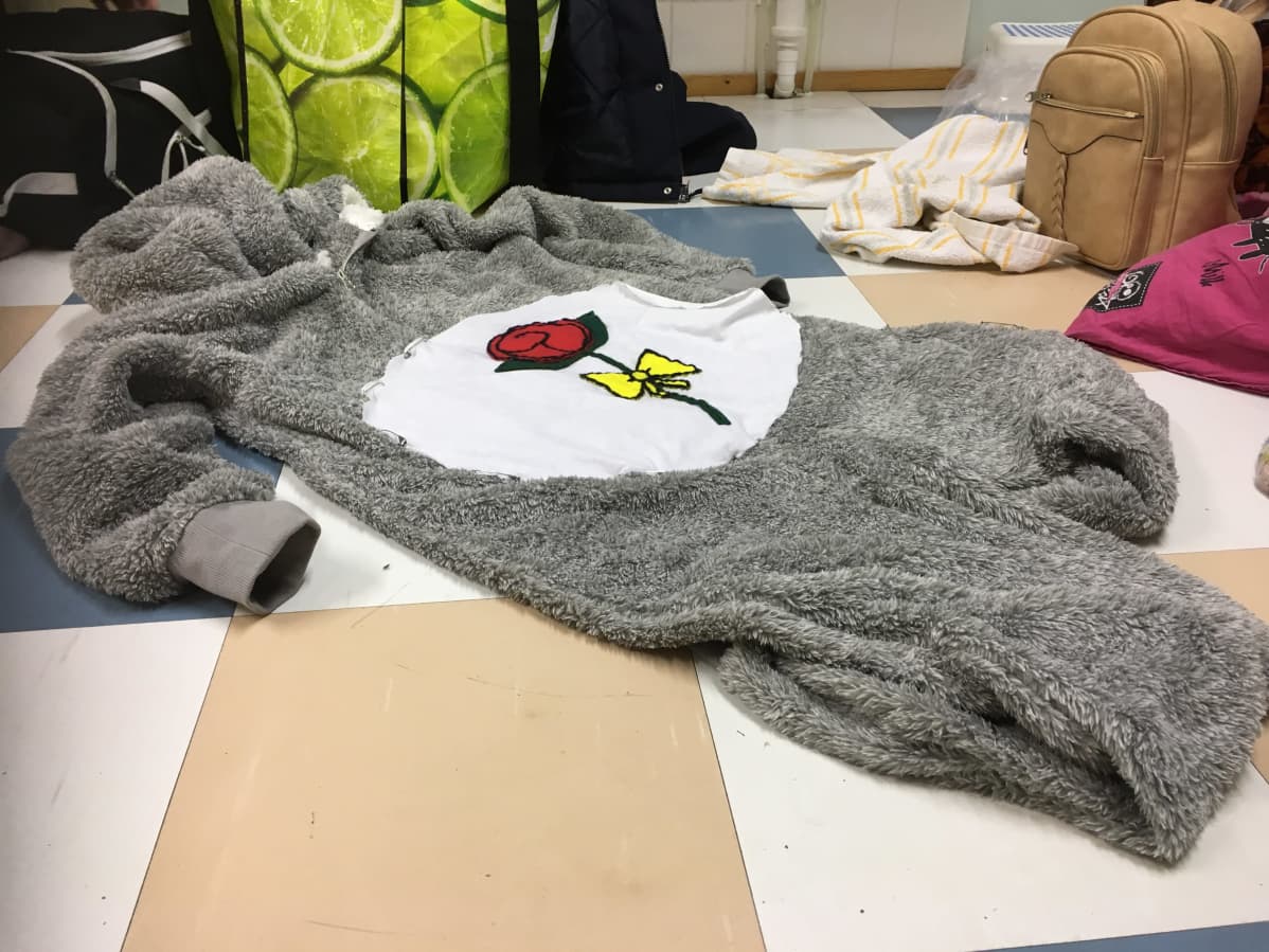 Harmaa nallepuku pöydällä