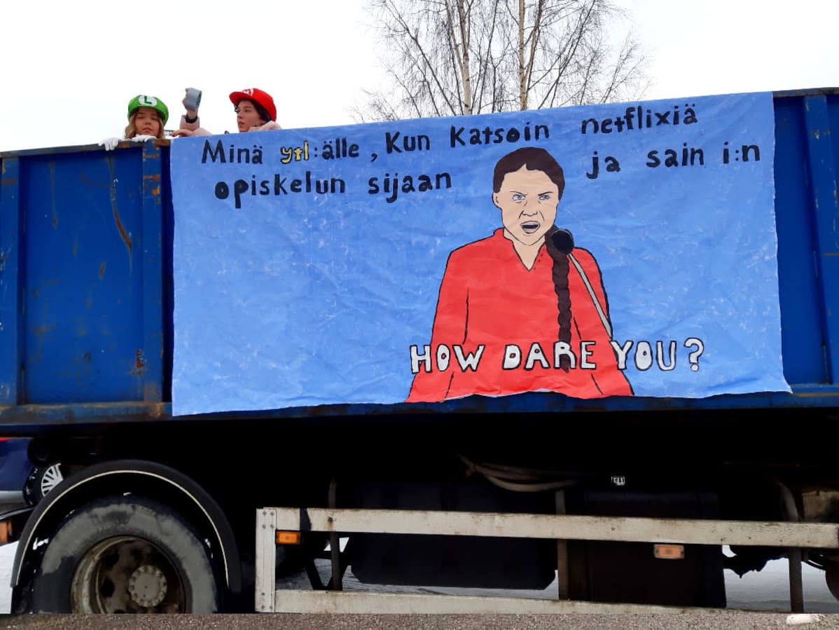 Abien lakanoita rekan kyljessä.
