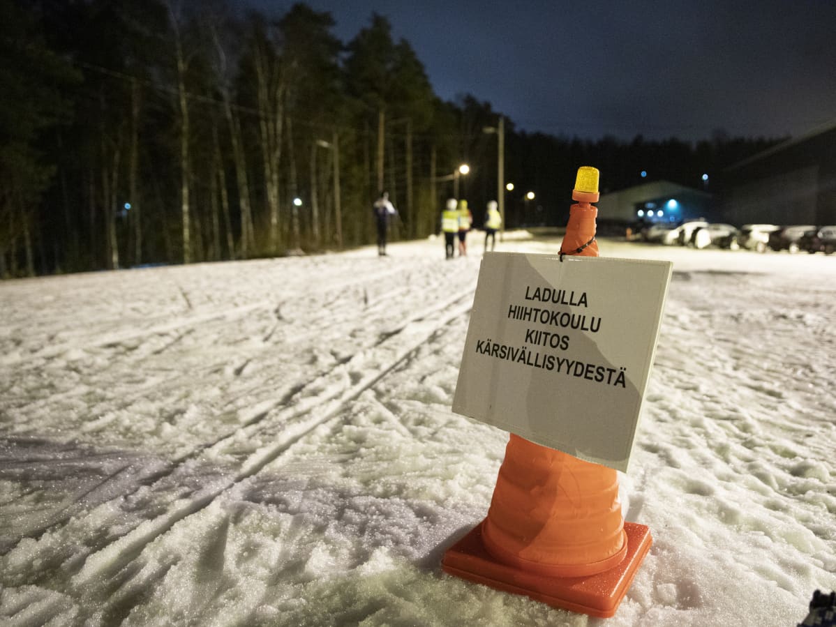 Hiihtokoulusta varoittava kyltti Lappeenrannan Huhtieniemen ladun varrella.
