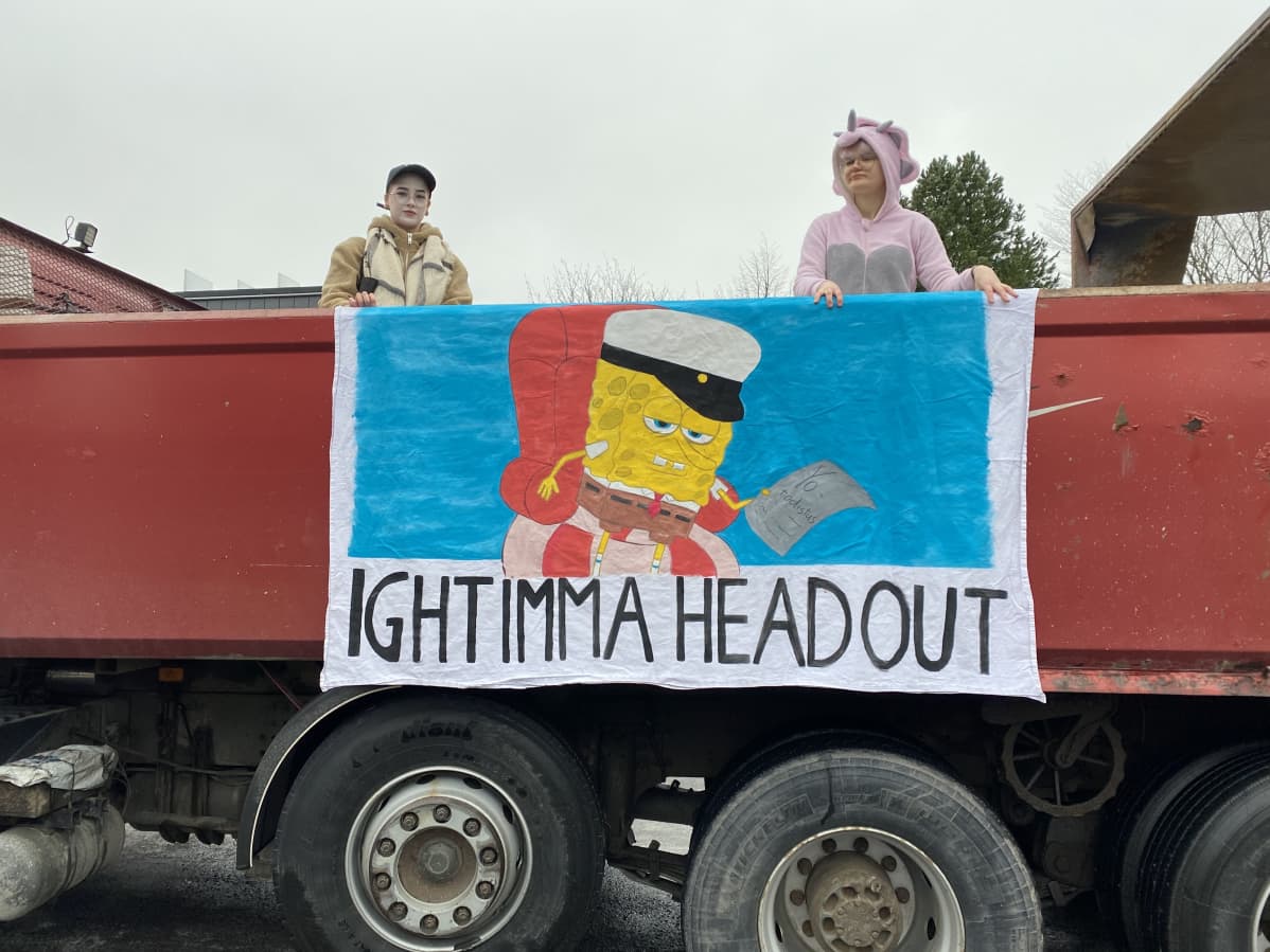 Abien lakanoita rekan kyljessä.