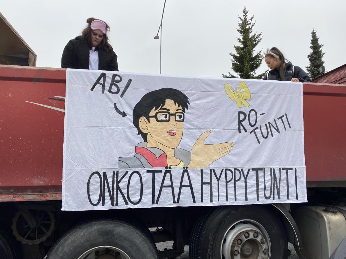 Abien lakanoita rekan kyljessä.