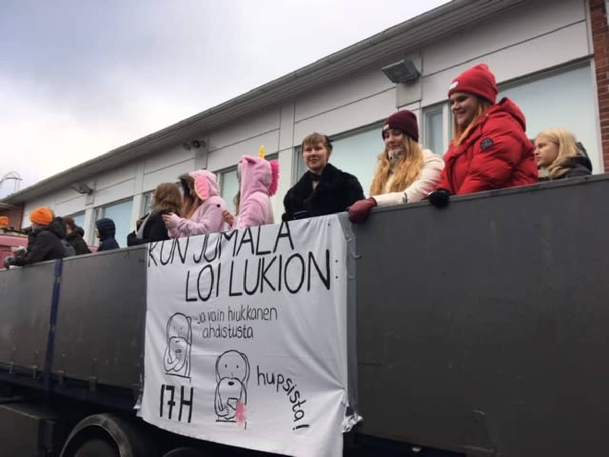 Seinäjoen lukiolaisten abiturienttien penkkariajelua helmikuussa 2020.