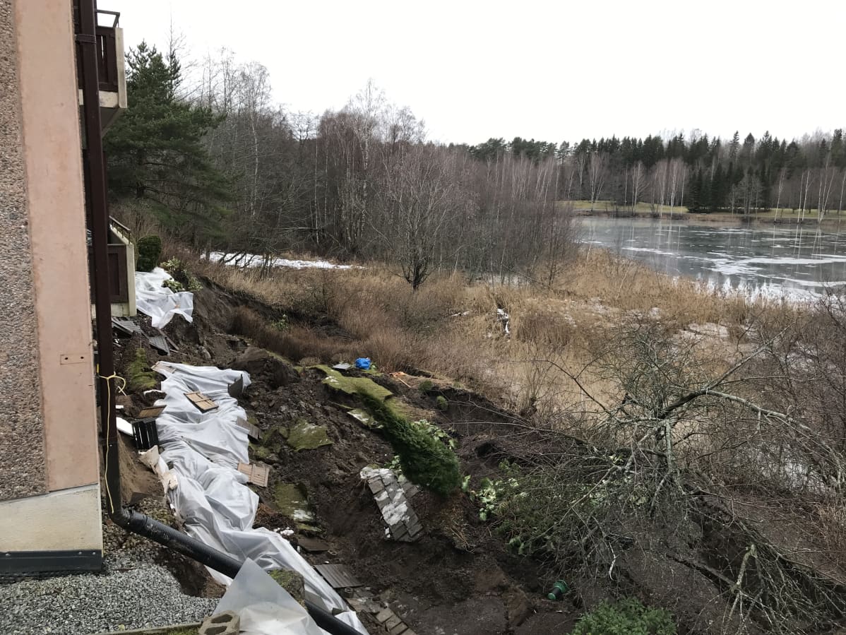Maa on sortunut talon ympäriltä