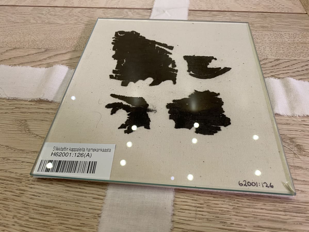 Palasia 1700-luvun naisten alushameesta, joka löytyi laivan hylystä.