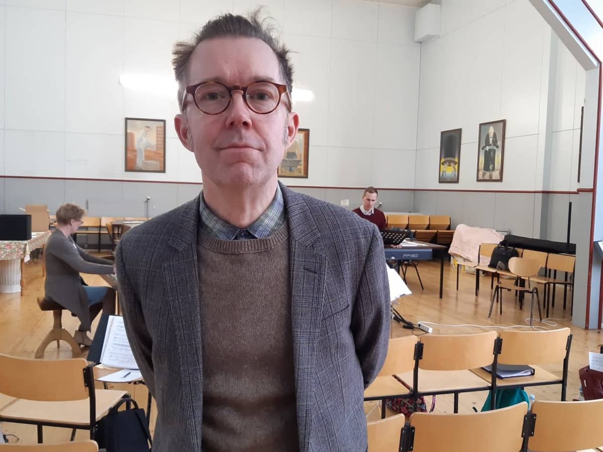Libretisti-ohjaaja Tuomas Parkkinen vieraili Ilmajoen oopperakuoron harjoituksissa maaliskuussa 2020