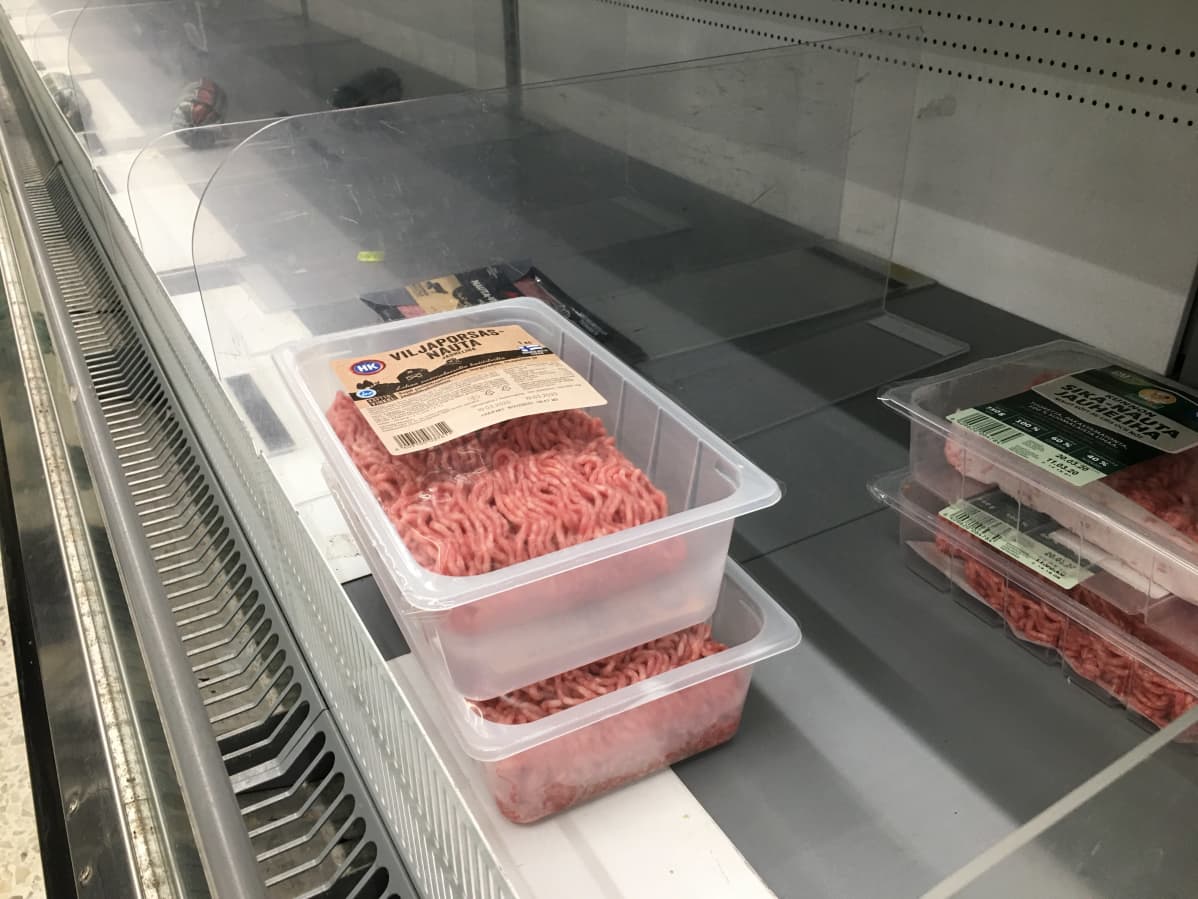 Jauhelihahyllystä ei löydy juuri mitään Vaasan Prismassa 13.3.20